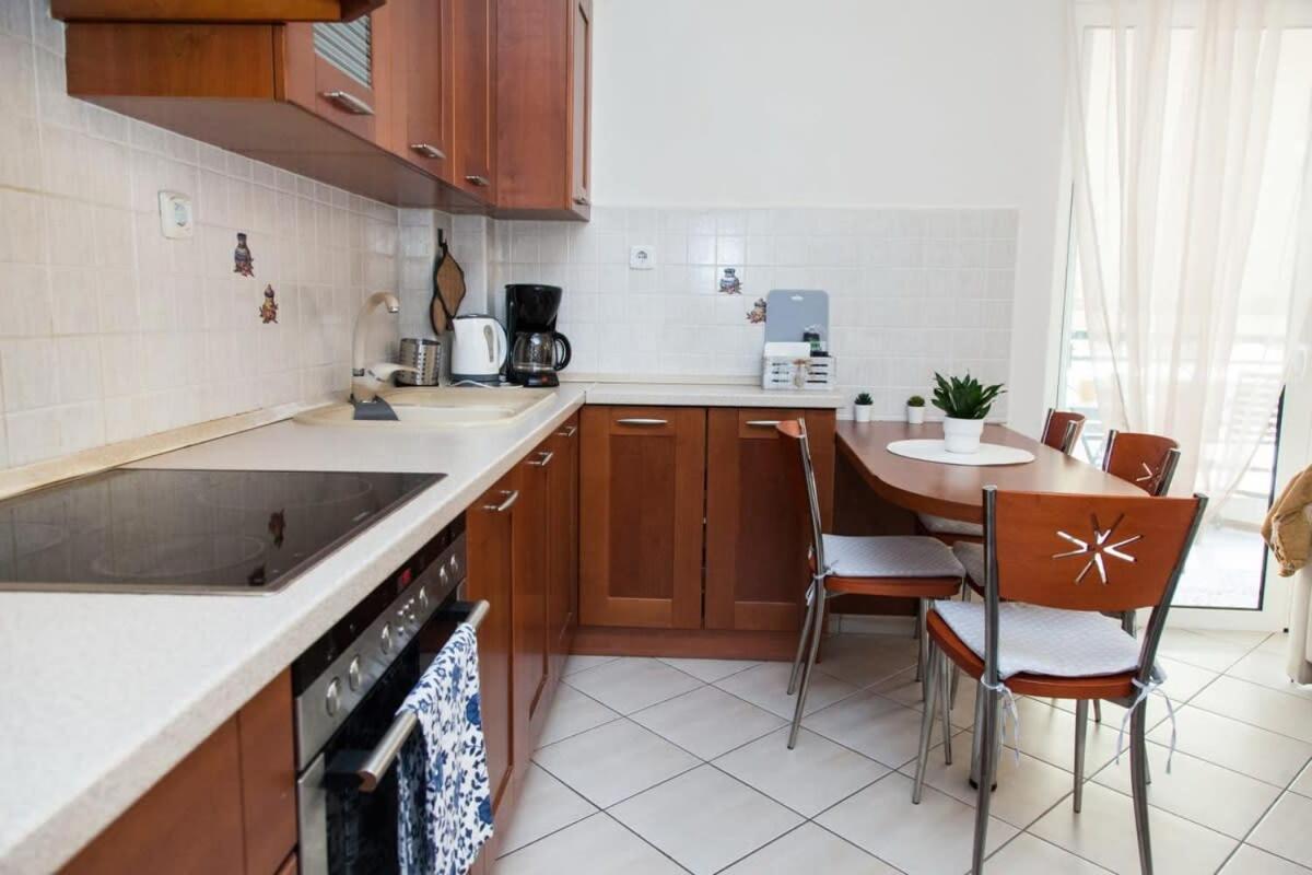 אתונה Lovely Apt In Peristeri מראה חיצוני תמונה