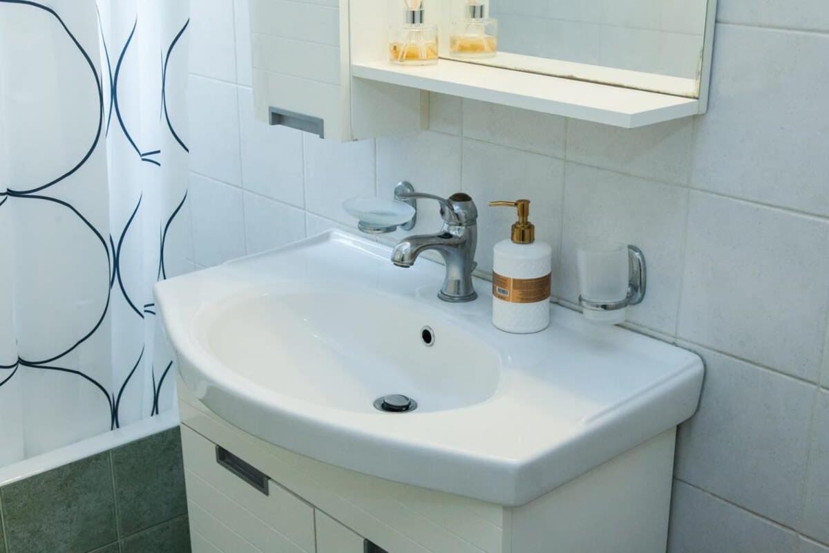 אתונה Lovely Apt In Peristeri מראה חיצוני תמונה