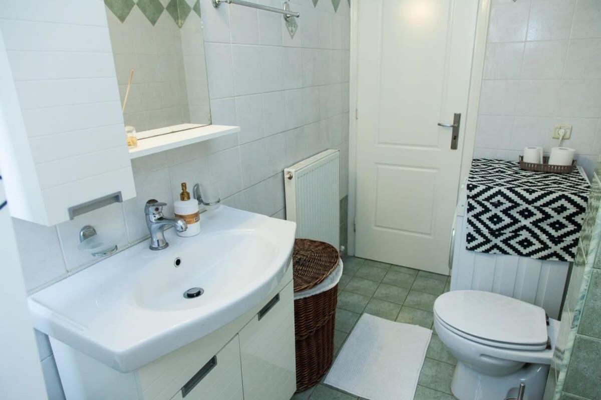 אתונה Lovely Apt In Peristeri מראה חיצוני תמונה