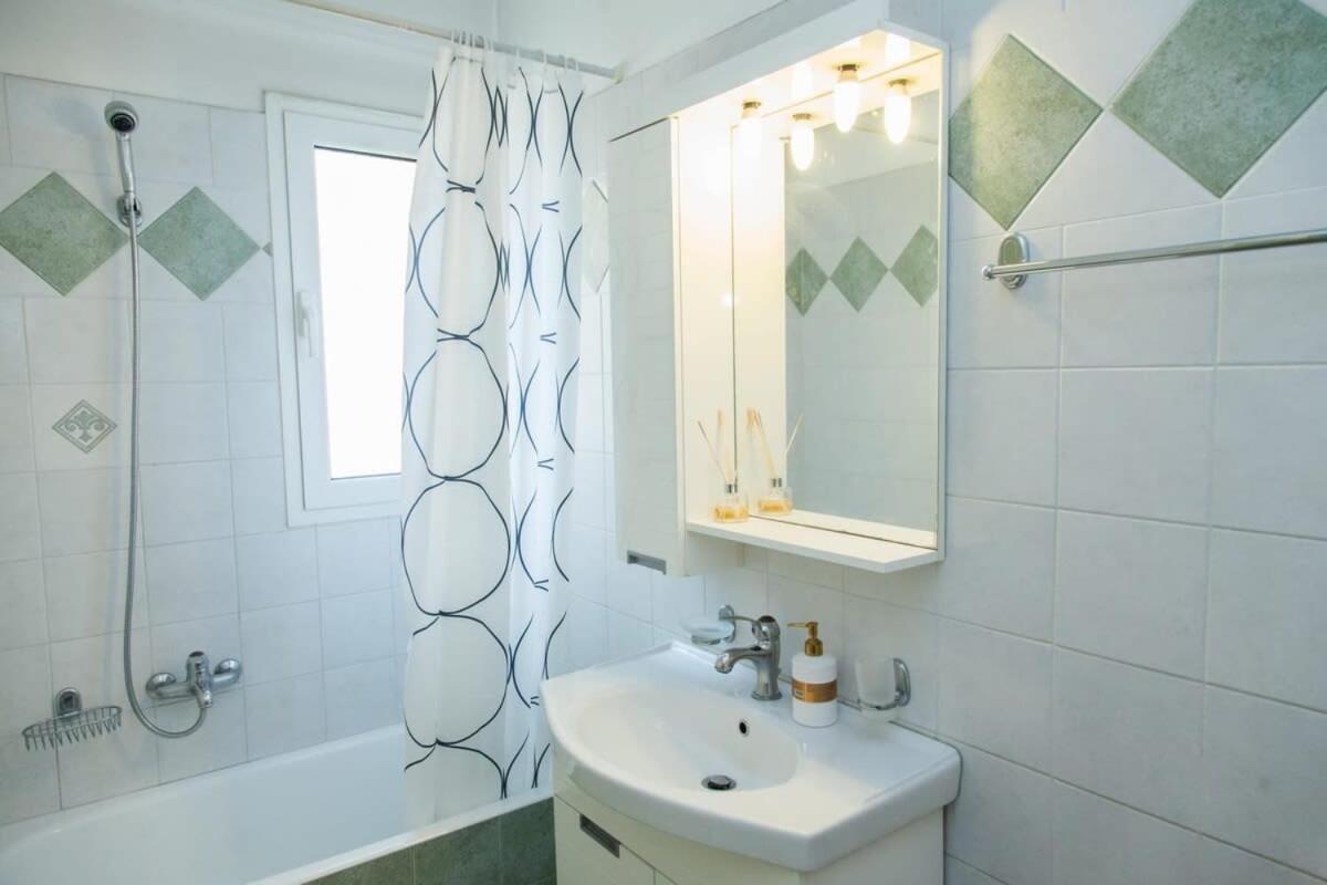אתונה Lovely Apt In Peristeri מראה חיצוני תמונה